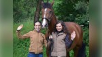 Karolina Karwowska (z prawej) i trenerka Karoliny, Natalia Kozłowska (z lewej) na zdjęciu z koniem polskiej hodowli o imieniu Emol